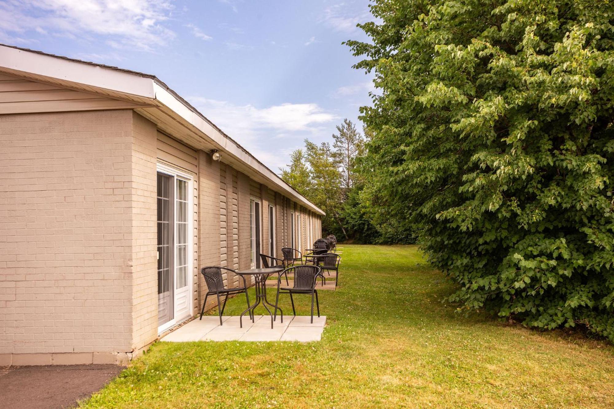 Canadas Best Value Inn & Suites-Charlottetown Exterior photo