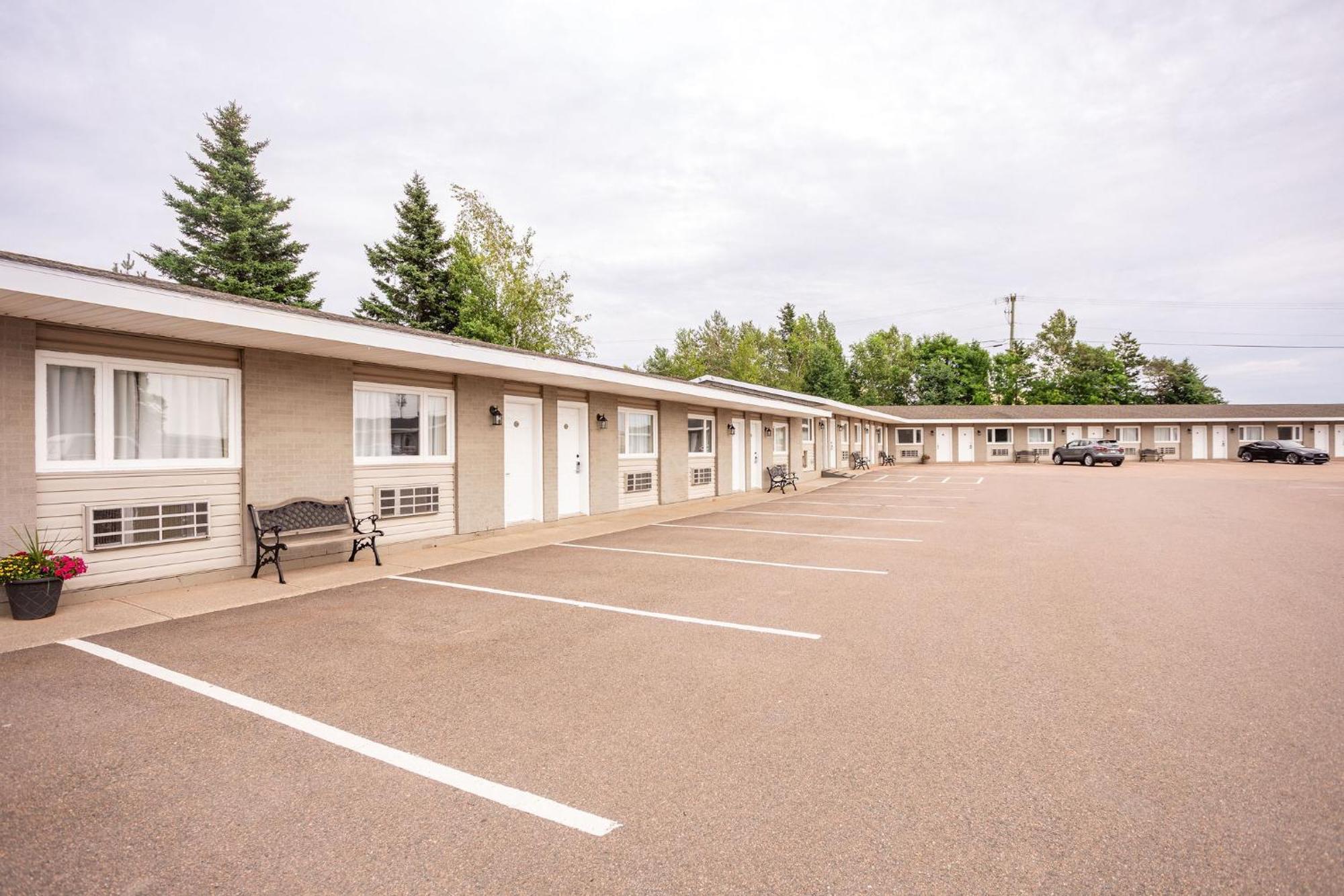 Canadas Best Value Inn & Suites-Charlottetown Exterior photo