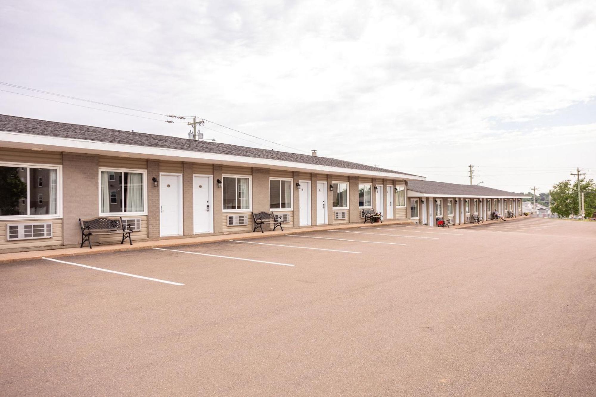 Canadas Best Value Inn & Suites-Charlottetown Exterior photo